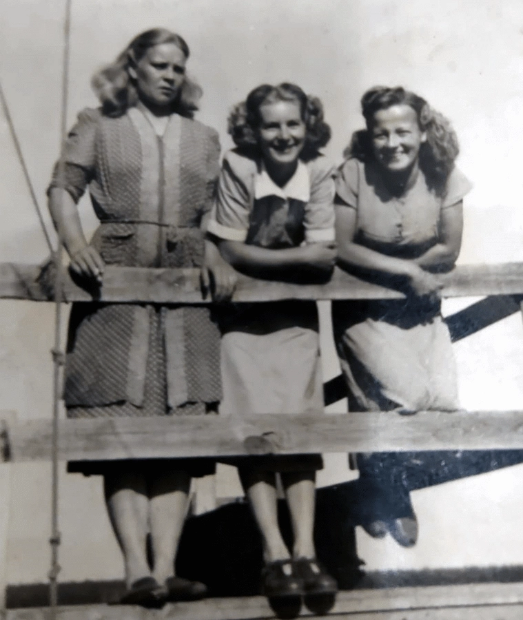 Vasemmalta Katri, Liisa ja 'Hippu' noin vuonna 1940